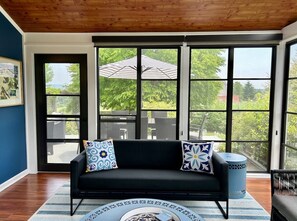 Smart TV, fireplace, ping pong - Close to Catamount Ski, Mini Gym, Pool, Big Views! (Egremont)