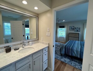 3 bedrooms, travel crib, WiFi, bed sheets