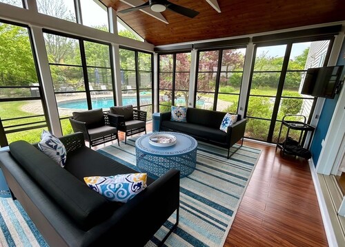 Big Views, Heated Pool, Mini-Gym, Sun Porch!