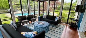 Big Views, Heated Pool, Mini-Gym, Sun Porch!