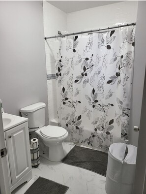 Handtücher, Seife, Shampoo, Toilettenpapier