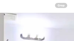 Un baño con lavamanos, espejo y retrete blancos.
