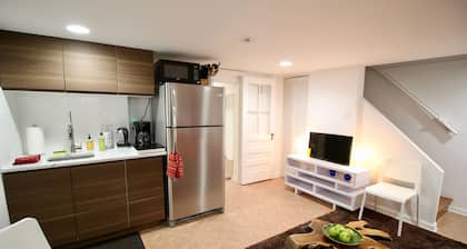 Capitol Hill Cozy w/ Private Entrance Bsmt on a Budget - Sleeps 4, Free Parking