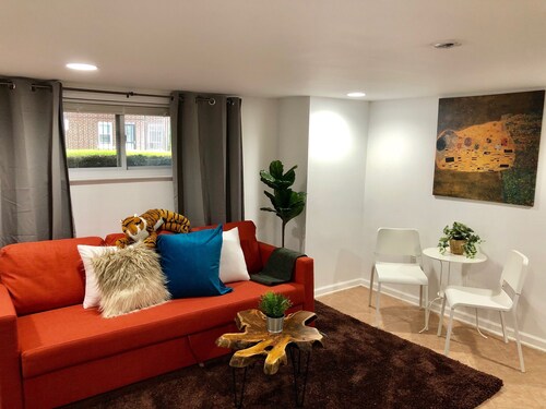 Capitol Hill Cozy w/ Private Entrance Bsmt on a Budget - Sleeps 4, Free Parking
