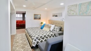 Un dormitorio con cama, mesita de noche, lámpara y un mapa en la pared.