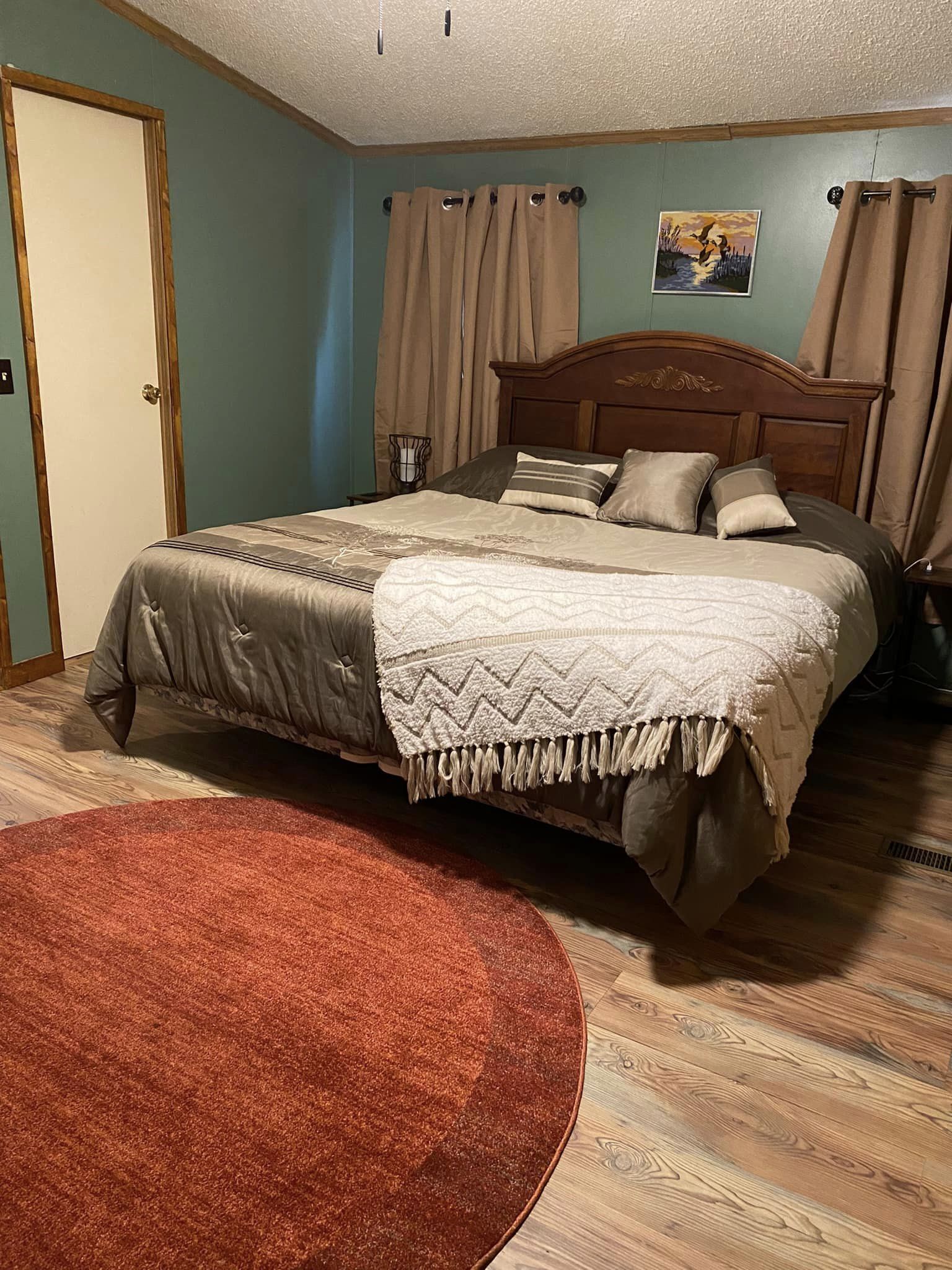 Waterfront, boat dock fire pit. WEEKDAY SPECIAL