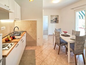 Coffee/tea maker, toaster, cookware/dishes/utensils - Romantische Apartments am Strand mit Garten und Liegestühlen (Malinska)