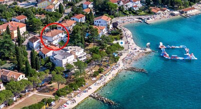 Romantische Apartments am Strand mit Garten und Liegestühlen