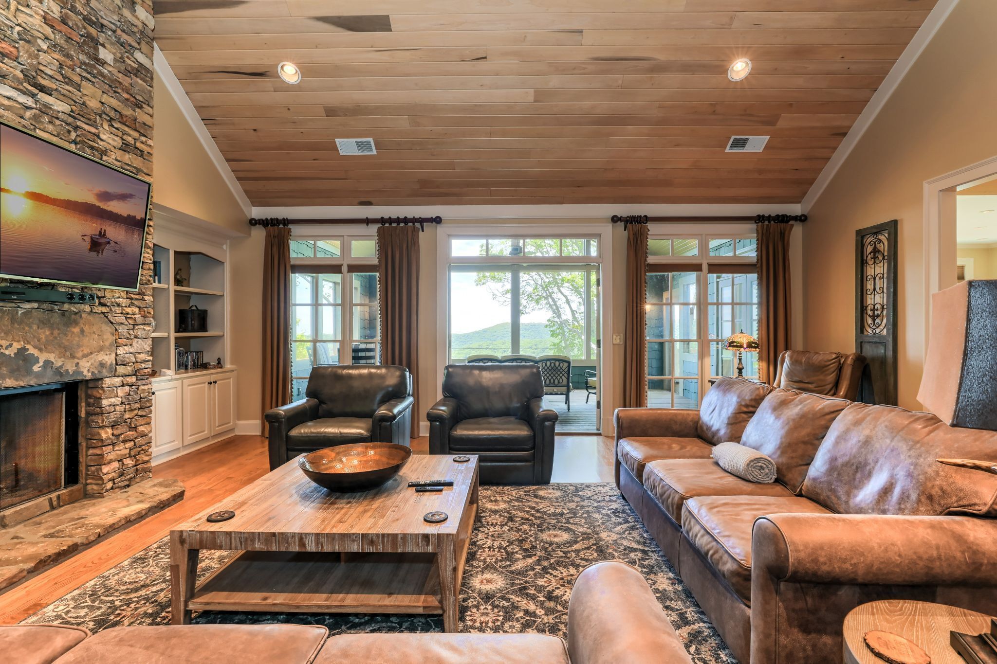 Tv, eldstad och bordsfotboll