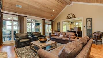 Televisión, chimenea y futbolito