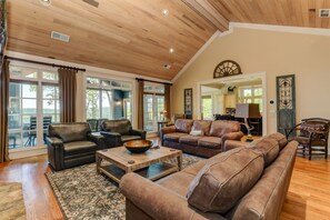 Televisión, chimenea, futbolito