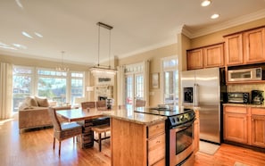 Fridge, microwave, oven, stovetop - Beautiful mountain views in Big Canoe - Camp Paws (Jasper)