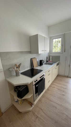 Køleskab, mikrobølgeovn, ovn, kogeplade