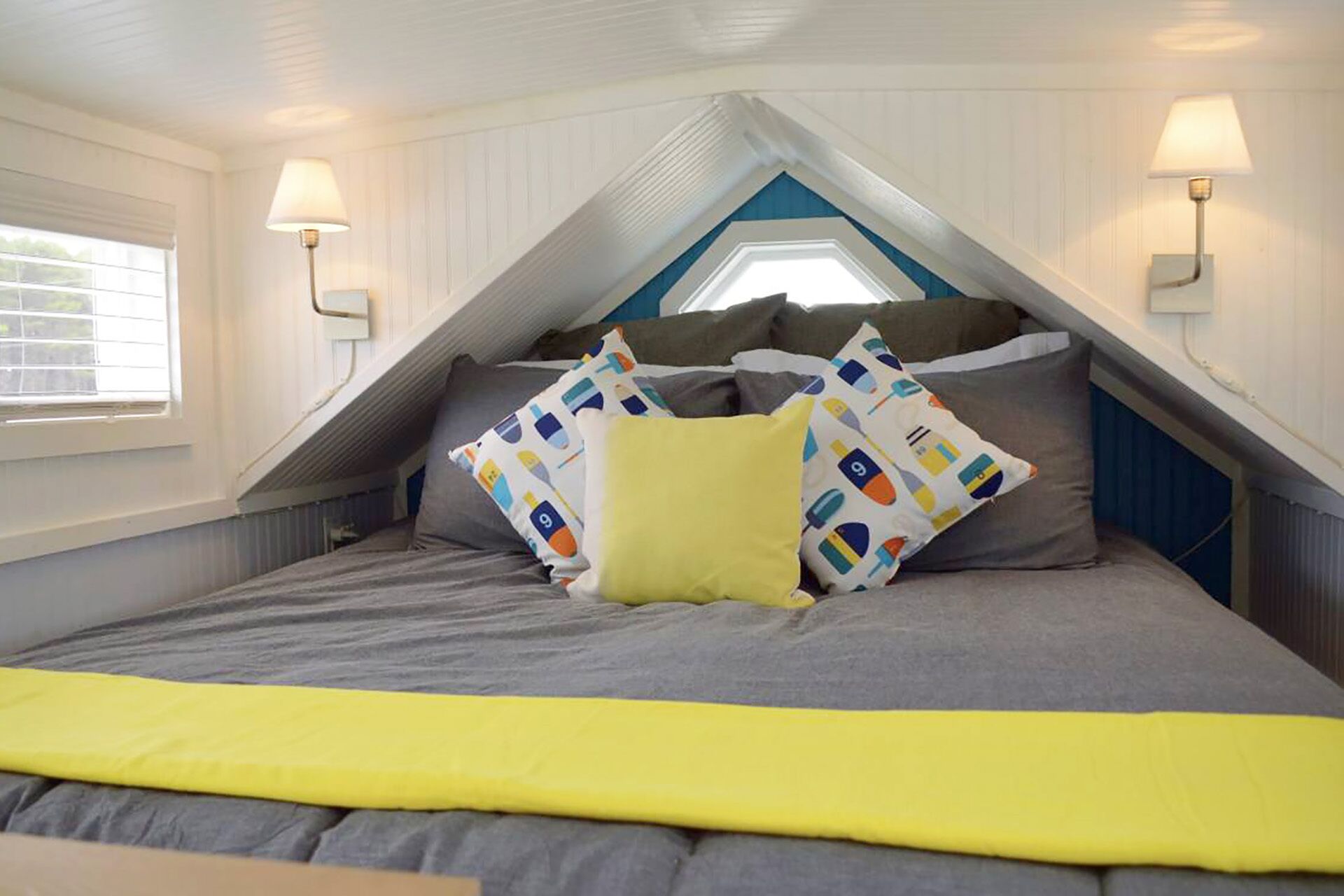 Driftwood Tiny Home! Walk to Beach!