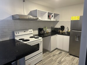 Køleskab, mikrobølgeovn, ovn, kogeplade