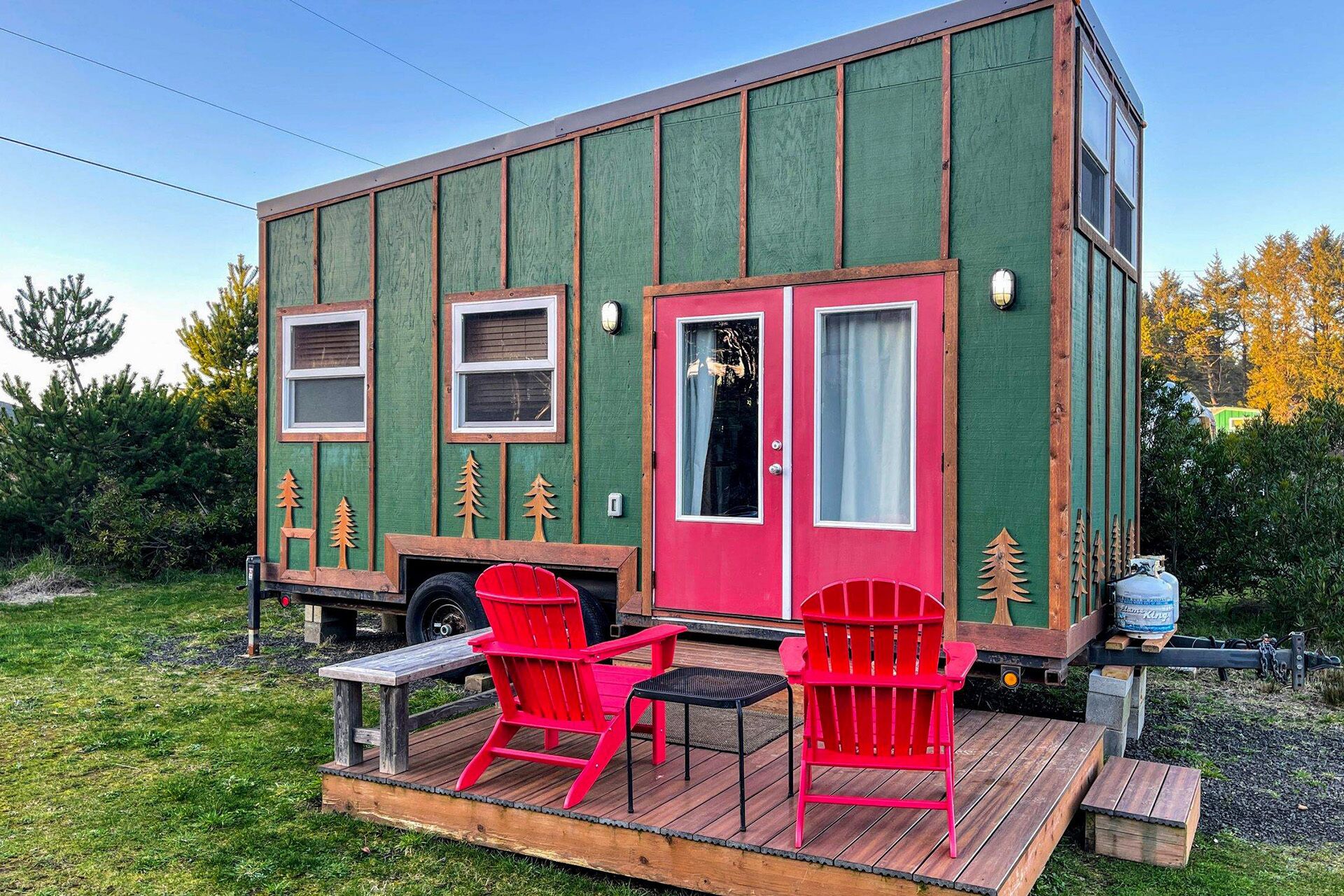 Evergreen -Tiny Home! Walk to Beach!