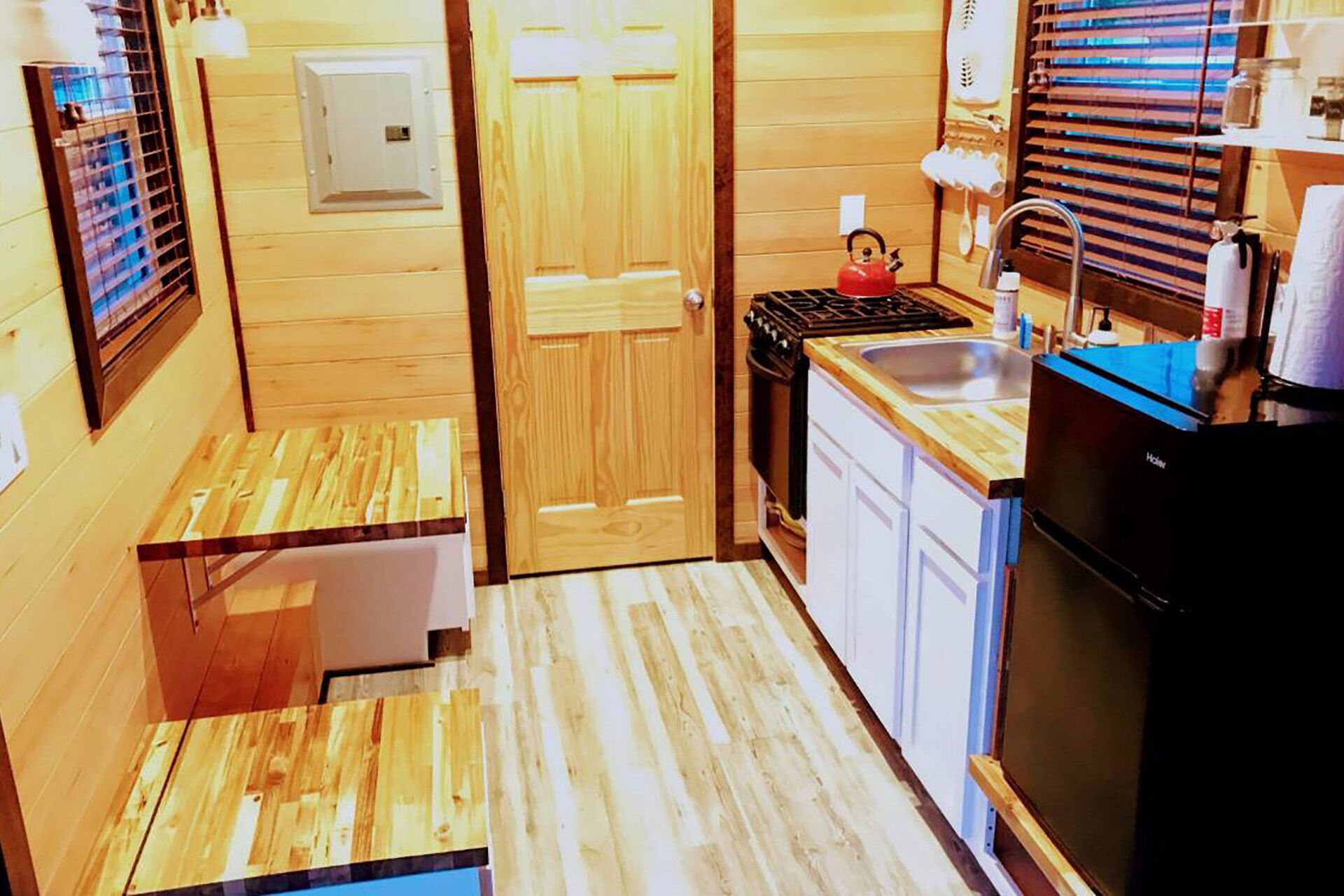 Evergreen -Tiny Home! Walk to Beach!