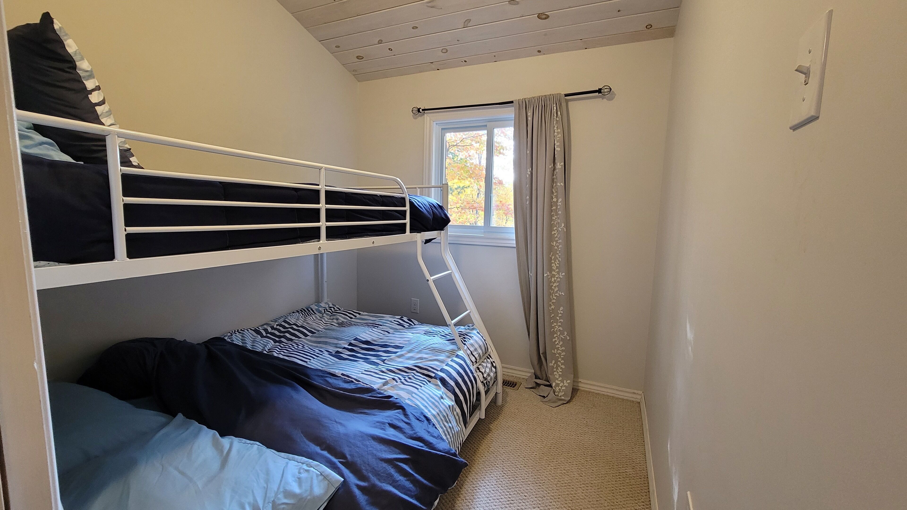 Cozy cottage by the water!