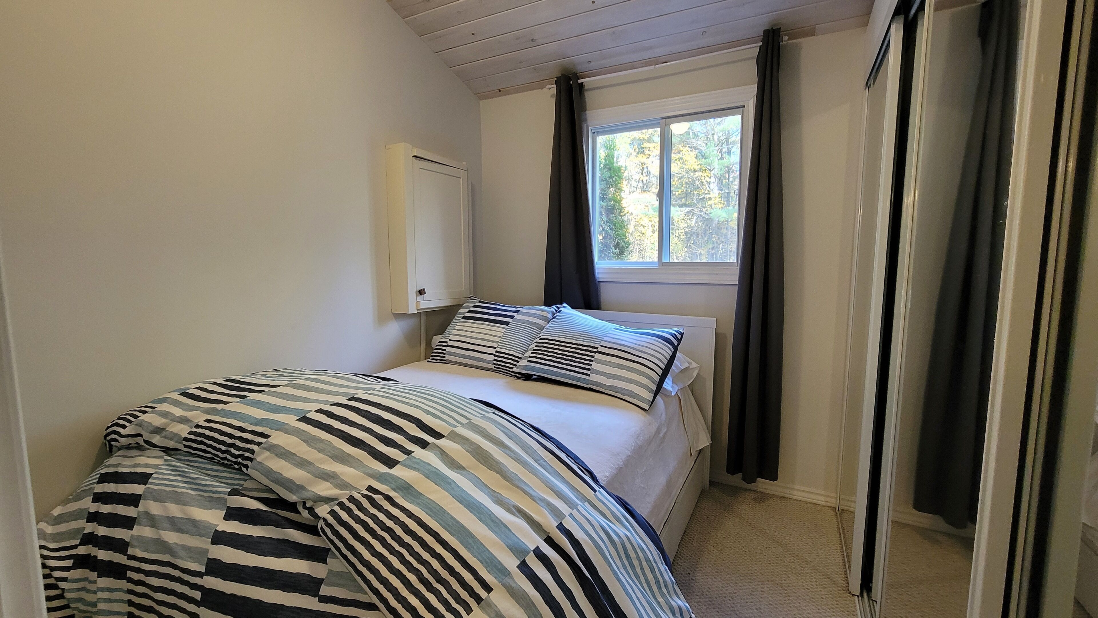 Cozy cottage by the water!