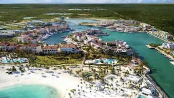 Camastros y toallas de playa