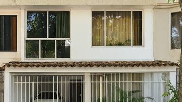 Bagian depan properti - sore/malam