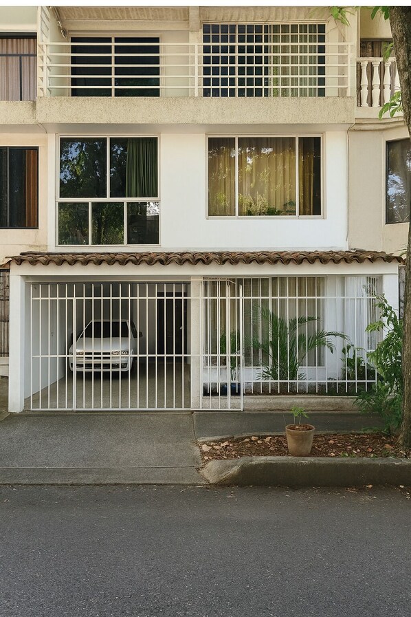 Front of property - evening/night - Come to me (Cali)