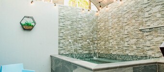 SUITE 103 - 4 PEOPLE (W PRIVATE POOL)