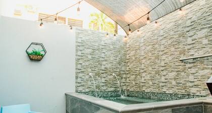 SUITE 103 - 4 PEOPLE (W PRIVATE POOL)