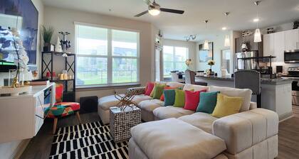 20 minutes from Downtown Houston , Hobby airport, George Bush airport