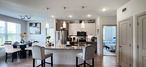 20 minutes from Downtown Houston , Hobby airport, George Bush airport