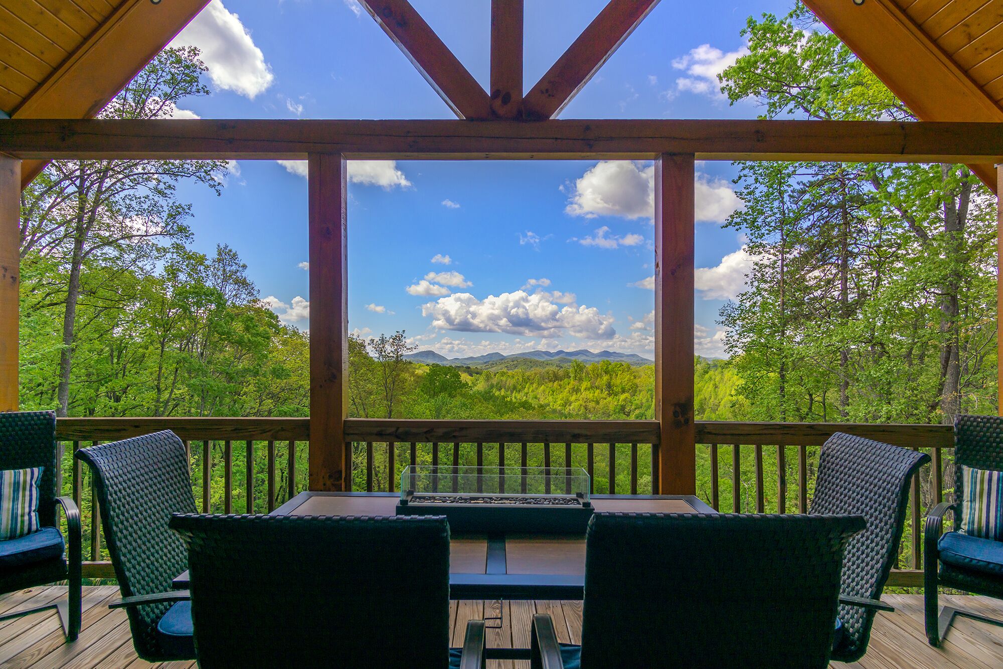 Mountain Crest | Pet-friendly Log Cabin with Mountain Views!