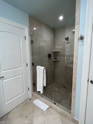 Douche, baignoire à remous, séchoir à cheveux, serviettes fournies