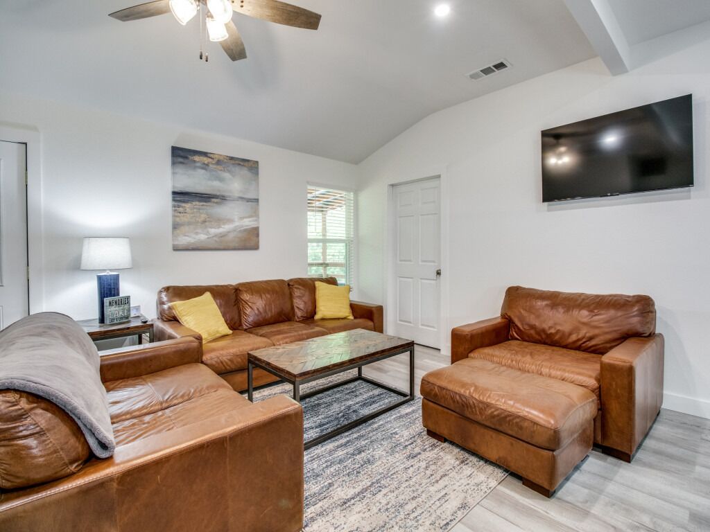 Lakeside Cabin in the woods less than .5mile to boat ramp with boat parking. 