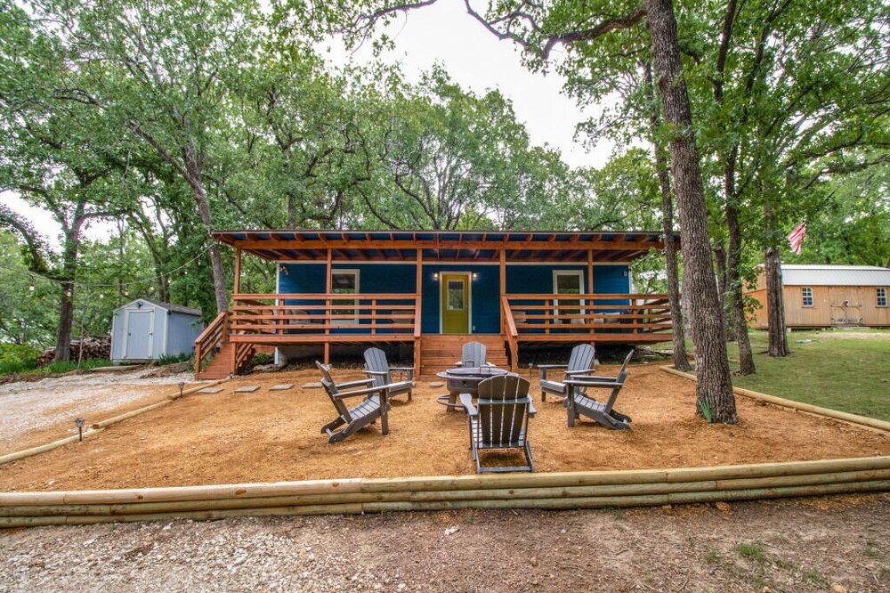 Lakeside Cabin in the woods less than .5mile to boat ramp with boat parking.