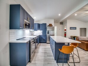 Réfrigérateur, four à micro-ondes, un four, surface de cuisson