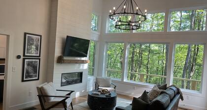 New Construction Modern Mountain Cabin close to Helen and Dahlonega