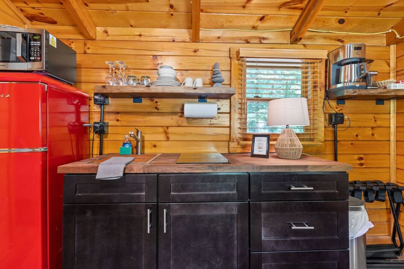 Kjøleskap, mikrobølgeovn, kaffetrakter/tekoker og brødrister