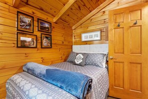 1 bedroom, desk, WiFi, bed sheets