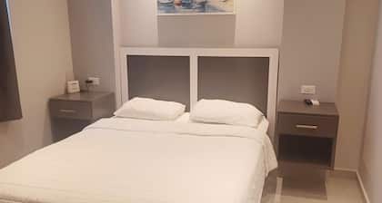 SUITE 102 - 4 PEOPLE