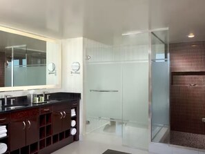 Hair dryer, towels, soap, toilet paper - Stay in Style at Elara Hilton's 2BR Suite During the Las Vegas Formula 1 Race. (Las Vegas)