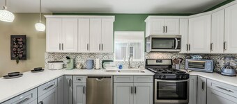 Modern pet friendly house near Starved Rock! Fully fanced yard!