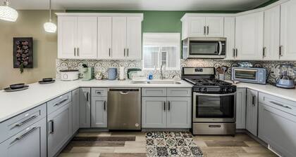 Modern pet friendly house near Starved Rock! Fully fanced yard!