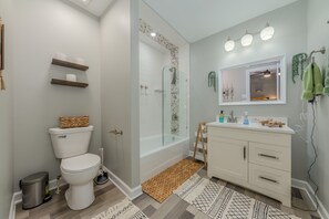 Milieuvriendelijke toiletartikelen, een haardroger, handdoeken, zeep
