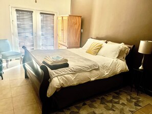 5 室のベッドルーム、デスク、アイロン / アイロン台、旅行用ベビーベッド