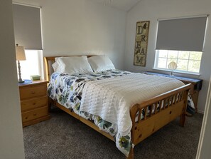 5 slaapkamers, een bureau, een strijkplank/strijkijzer, reisbedje