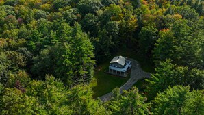 An aerial view of a house surrounded by dense forest, with a visible driveway and a small lawn area. - Modern Chalet w/ Serene Views and Jacuzzi Hot Tub- 15 Minutes to Okemo Mountain (Chester)