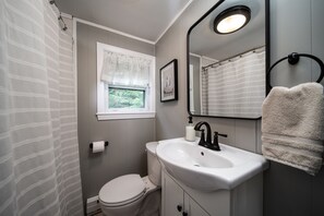 Dusch, hårtork, handdukar och tvål