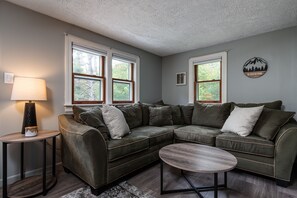 Smart TV, fireplace, books - Modern Chalet w/ Serene Views and Jacuzzi Hot Tub- 15 Minutes to Okemo Mountain (Chester)