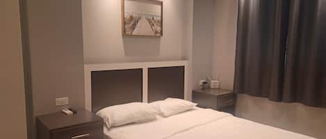 1 soveværelse, pengeskab på værelset, skrivebord, gratis Wi-Fi