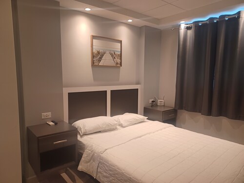 SUITE 101 - 4 PEOPLE (ADA COMPLIANT)